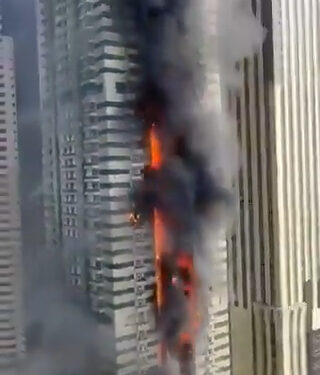 Fuego que envuelve un rascacielos de Dubai Marina; 3,820 evacuados.