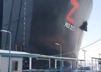 Un barco de carga de 700 pies que se estrella contra un puerto del Canal de Suez.