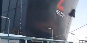 Un barco de carga de 700 pies que se estrella contra un puerto del Canal de Suez.