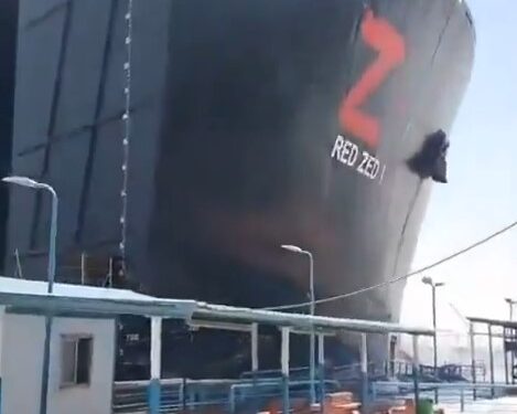 Un barco de carga de 700 pies que se estrella contra un puerto del Canal de Suez.