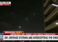Video nocturno de sistemas de defensa antimisiles que interceptan una amenaza sobre Tel Aviv.