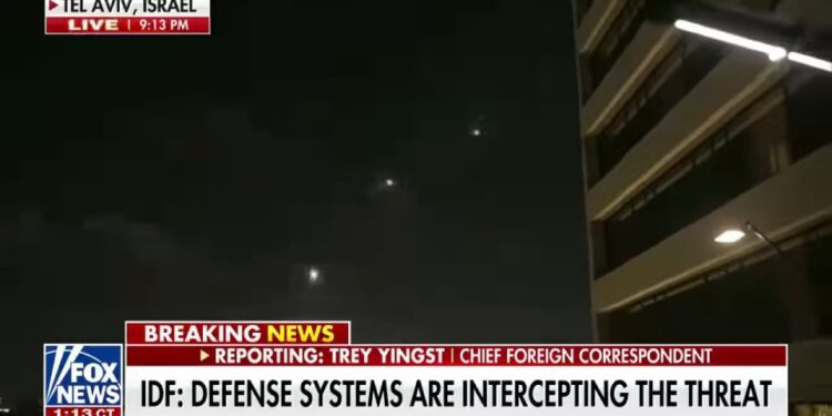 Video nocturno de sistemas de defensa antimisiles que interceptan una amenaza sobre Tel Aviv.