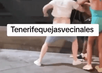 Una pelea entre varias personas en una acera.