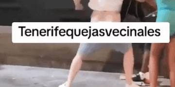 Una pelea entre varias personas en una acera.