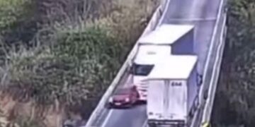 Las imágenes de CCTV de un automóvil son empujados de un paso elevado por un camión.