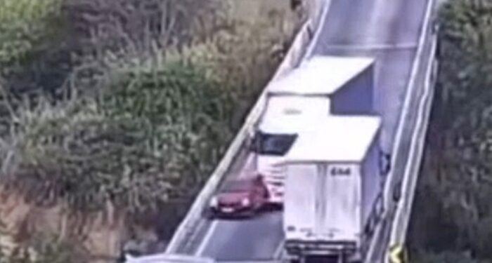 Las imágenes de CCTV de un automóvil son empujados de un paso elevado por un camión.