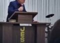 Pastor colapsando durante un sermón.