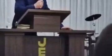 Pastor colapsando durante un sermón.