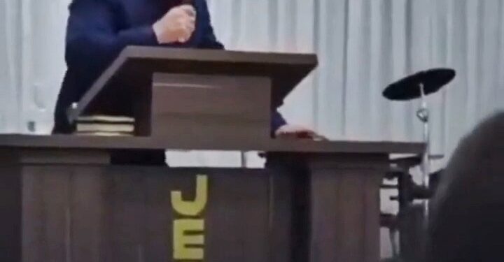 Pastor colapsando durante un sermón.