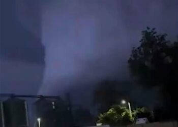 Video nocturno de un gran tornado de cuña cerca de Enderlin, ND.