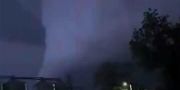 Video nocturno de un gran tornado de cuña cerca de Enderlin, ND.
