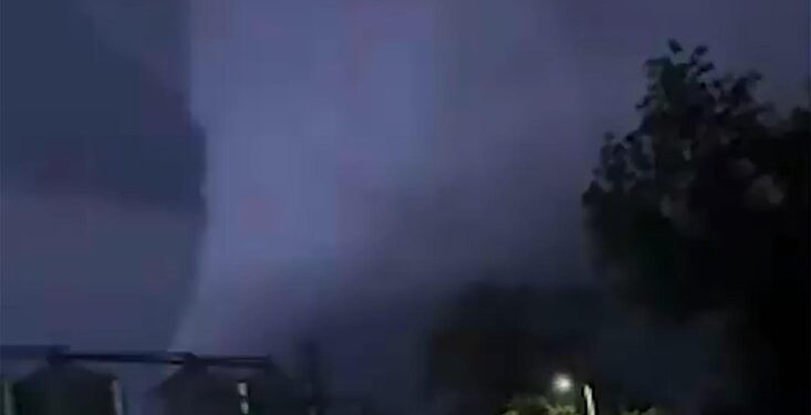 Video nocturno de un gran tornado de cuña cerca de Enderlin, ND.