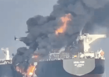 Un petrolero ardiente, el nivel de Abal, en el mar.
