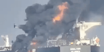 Un petrolero ardiente, el nivel de Abal, en el mar.