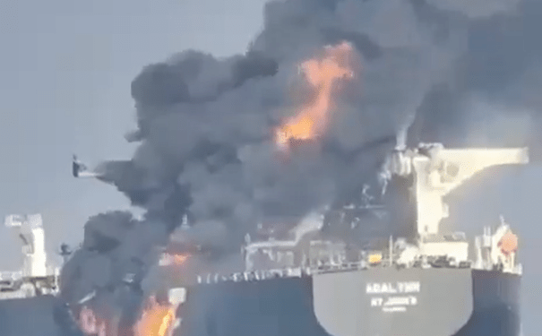 Un petrolero ardiente, el nivel de Abal, en el mar.