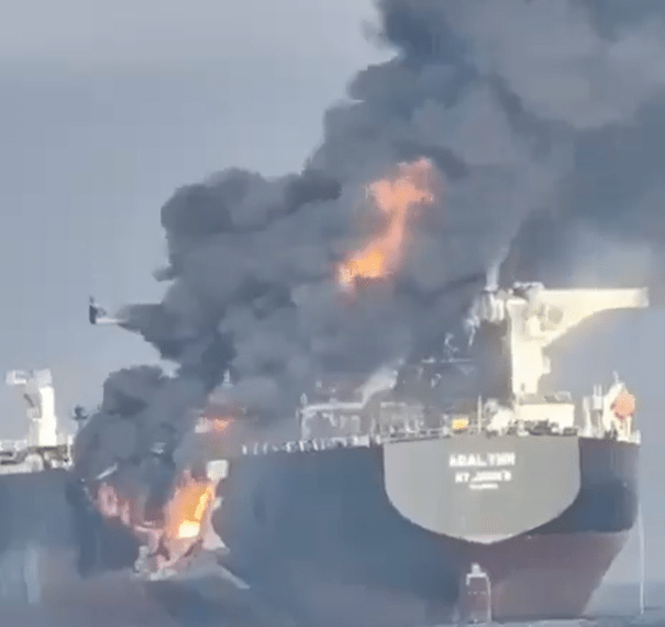 Un petrolero ardiente, el nivel de Abal, en el mar.