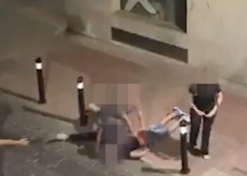 Un hombre que otro hombre está restringido en el suelo.