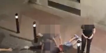 Un hombre que otro hombre está restringido en el suelo.