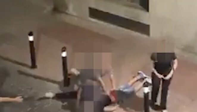 Un hombre que otro hombre está restringido en el suelo.