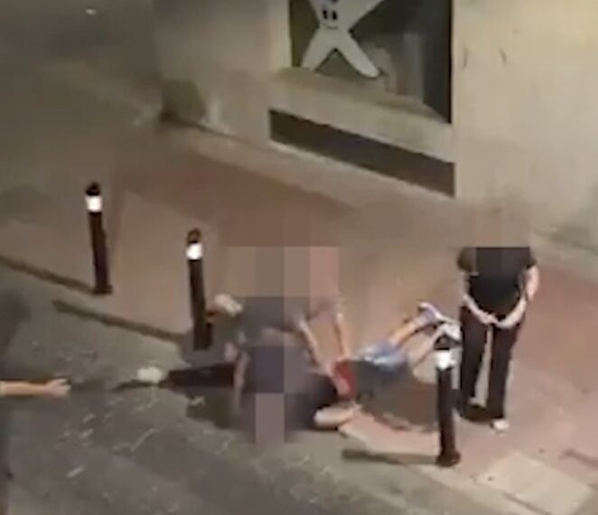 Un hombre que otro hombre está restringido en el suelo.