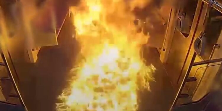 Imágenes de CCTV de un fuego en un carro de metro de Seúl.