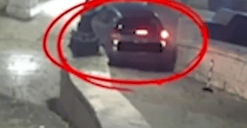 Imagen de cámara de seguridad de un automóvil por la noche.