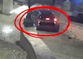 Imagen de cámara de seguridad de un automóvil por la noche.