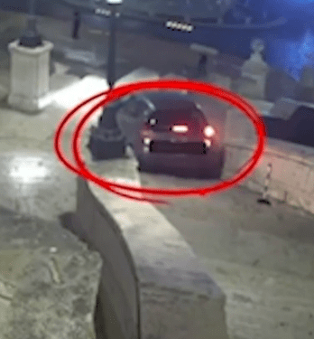 Imagen de cámara de seguridad de un automóvil por la noche.