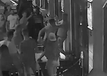 Imágenes de CCTV de una pelea de bar.