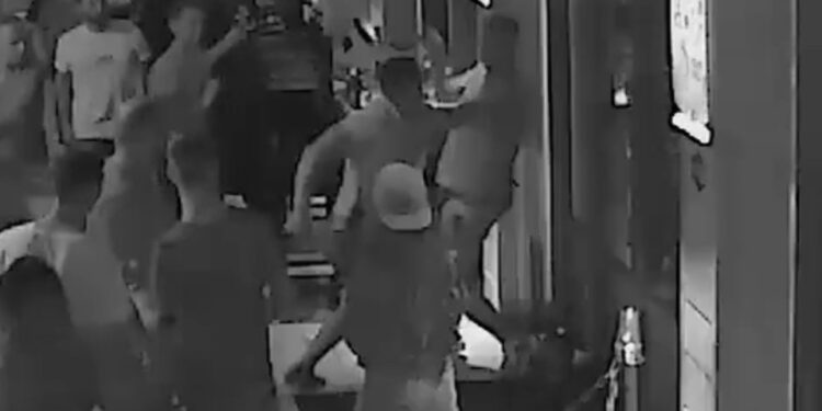 Imágenes de CCTV de una pelea de bar.