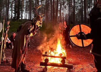 La policía asaltó una ceremonia del bosque ruso.
