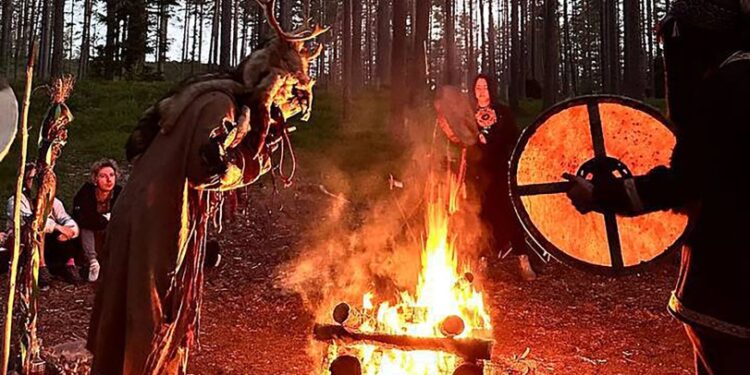 La policía asaltó una ceremonia del bosque ruso.