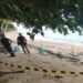 Escena del crimen en una playa con policías.