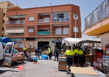 Los respondedores de emergencia en la escena de una explosión de bar en San Pedro del Pinatar, Murcia, España.