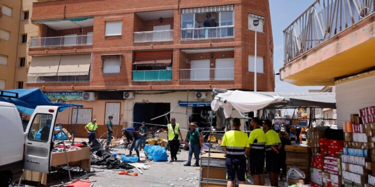 Los respondedores de emergencia en la escena de una explosión de bar en San Pedro del Pinatar, Murcia, España.