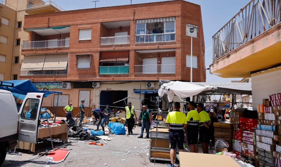 Los respondedores de emergencia en la escena de una explosión de bar en San Pedro del Pinatar, Murcia, España.