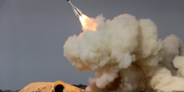 Lanzamiento de misiles S-200 durante el ejercicio militar.