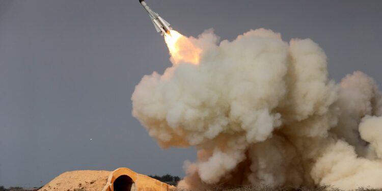 Lanzamiento de misiles S-200 durante el ejercicio militar.