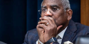 El representante Gregory Meeks observa durante un comité de servicios financieros de la Cámara del Cámara del 7 de mayo de 2025, en Washington, DC