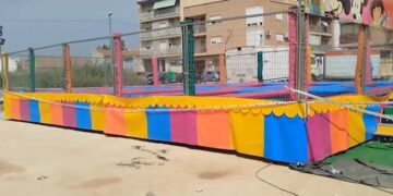 Trampolín en el recinto ferial donde un niño recibió una descarga eléctrica.