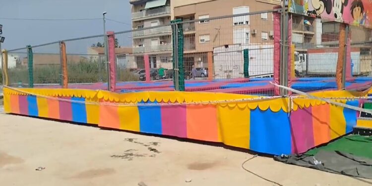 Trampolín en el recinto ferial donde un niño recibió una descarga eléctrica.