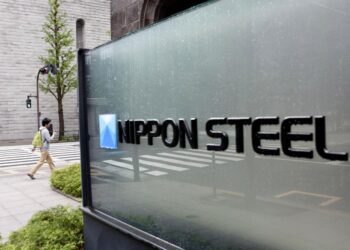 El logotipo de Nippon Steel Corporation se muestra en la sede de la compañía en Tokio el 1 de mayo de 2019 (Kyodo/Via Reuters)