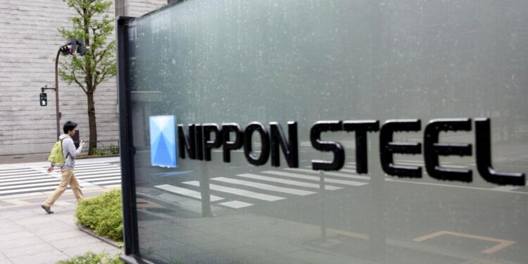 El logotipo de Nippon Steel Corporation se muestra en la sede de la compañía en Tokio el 1 de mayo de 2019 (Kyodo/Via Reuters)