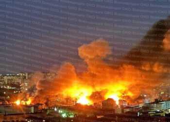 Fuego y humo Los edificios de Engulf en Kyiv y Odesa después de un ataque ruso.