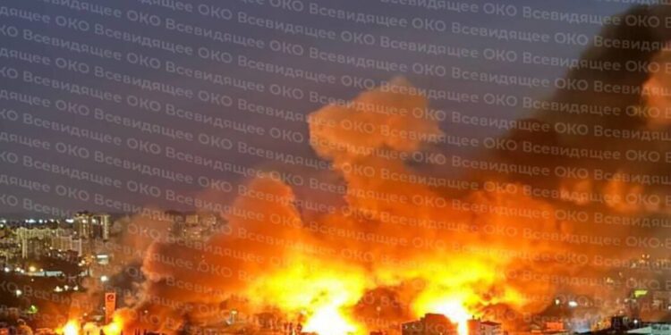 Fuego y humo Los edificios de Engulf en Kyiv y Odesa después de un ataque ruso.
