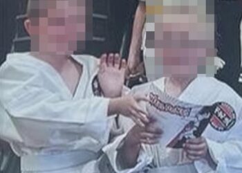 Imagen de Max y Sam Johnson en uniformes de karate, caras borrosos.