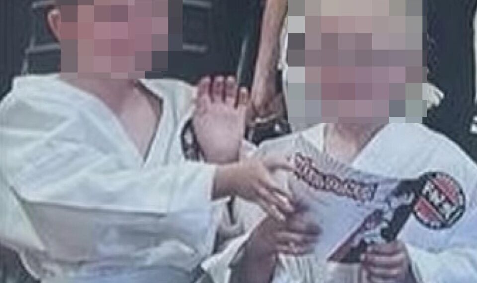 Imagen de Max y Sam Johnson en uniformes de karate, caras borrosos.