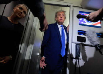 El presidente Donald Trump habla con los periodistas a bordo de Air Force One con la secretaria de prensa de la Casa Blanca, Karoline Leavitt, después de salir temprano de la Cumbre de Líderes del G7 el 16 de junio de 2025, en Calgary, Alberta.