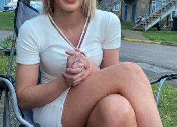 Foto de Cameron Bradford sentado en una silla.