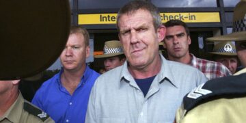 Bradley John Murdoch, rodeado de la policía, en un aeropuerto.